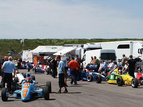 Her er startgridden med 21 Formel Ford racere klar til starten i Zandvoort. Til venstre med nr. 14 er det Nils Vestergaard. Nikolaj Rasmussen er i den gul/grønne bil med nr. 12, til højre i billedet.